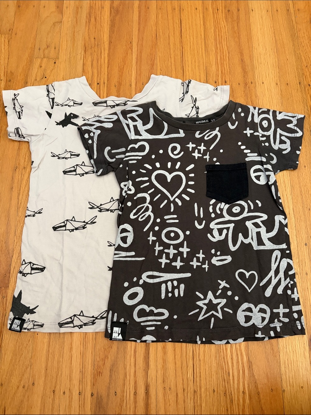Mini & Maximus Black & White Kids Graphic Pocket Tee Set Bundle size 5/6